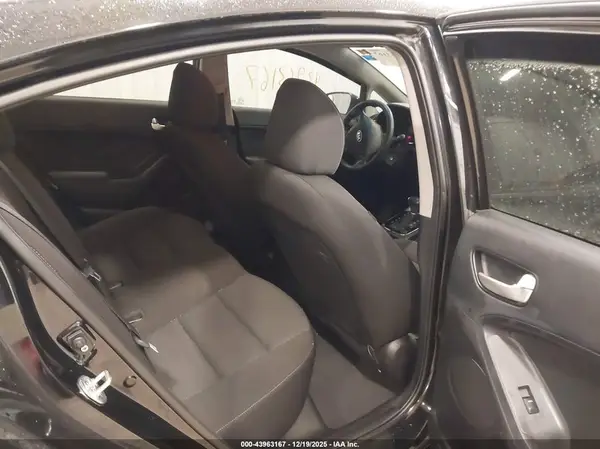 3KPFK4A73HE090335 2017 KIA FORTE - Image 8