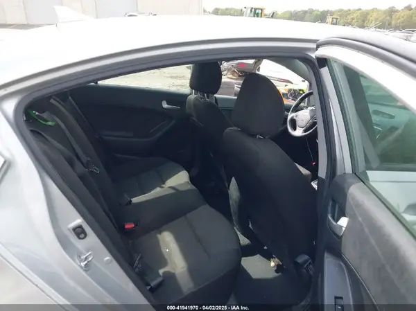 3KPFK4A73HE091453 2017 KIA FORTE - Image 8