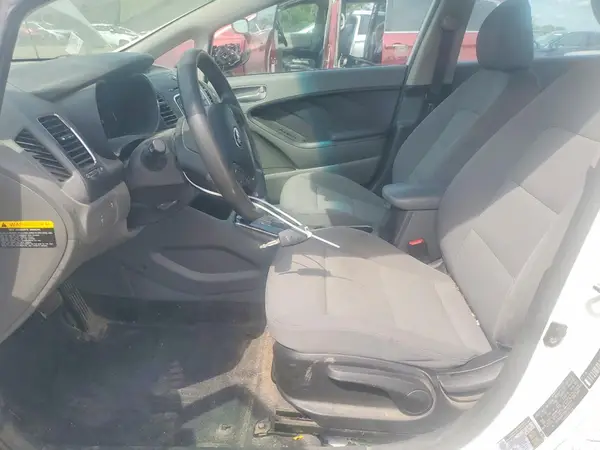 3KPFK4A73HE093509 2017 KIA FORTE - Image 8