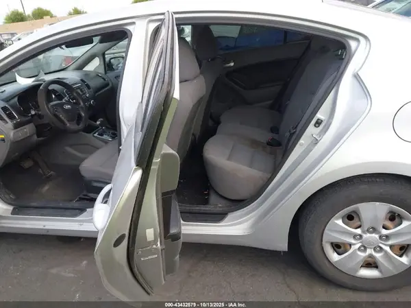 3KPFK4A73HE094711 2017 KIA FORTE - Image 8