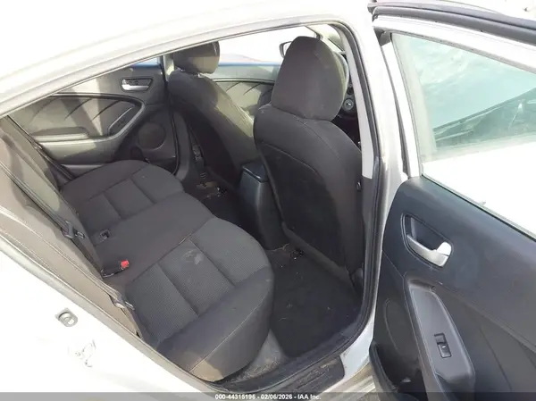 3KPFK4A73HE099231 2017 KIA FORTE - Image 8