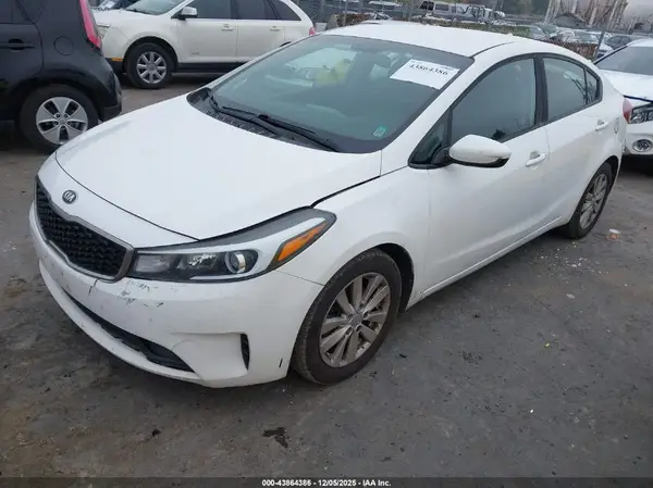 3KPFK4A73HE099293 2017 KIA FORTE - Image 2