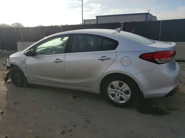 3KPFK4A73HE104041 2017 KIA FORTE - Image 2