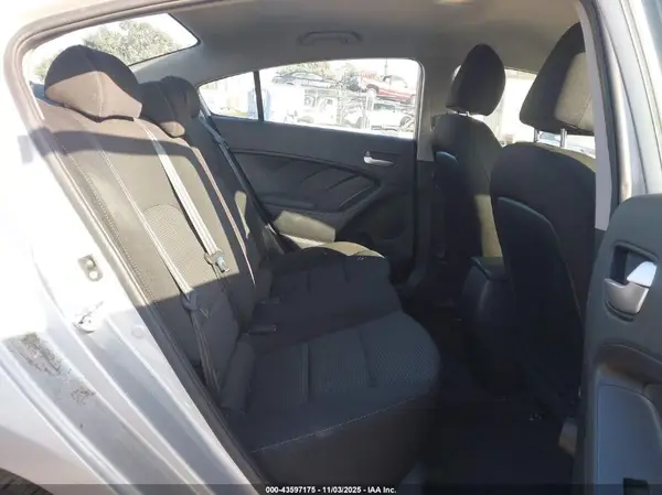 3KPFK4A73HE120997 2017 KIA FORTE - Image 8