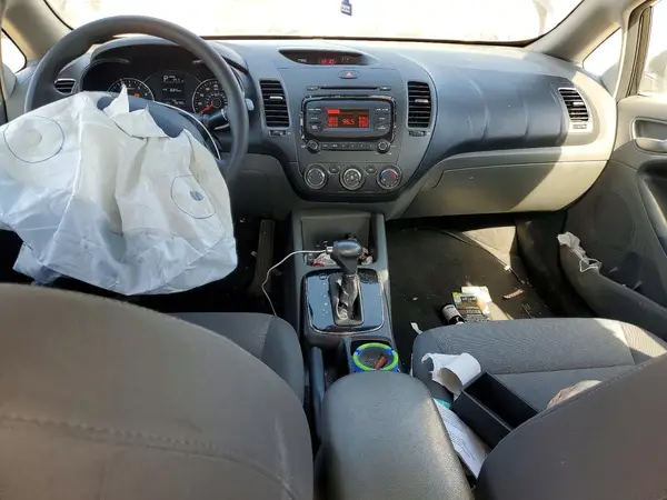 3KPFK4A73HE122099 2017 KIA FORTE - Image 8