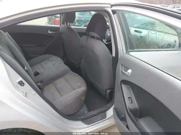 3KPFK4A73HE130445 2017 KIA FORTE - Image 8