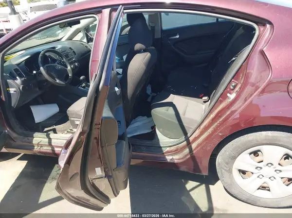 3KPFK4A73HE137010 2017 KIA FORTE - Image 8
