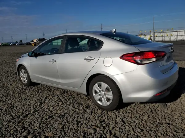 3KPFK4A73HE137931 2017 KIA FORTE - Image 2