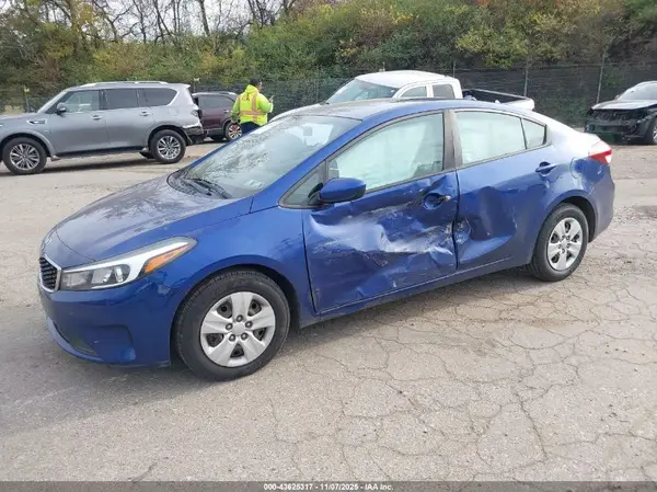 3KPFK4A73HE140747 2017 KIA FORTE - Image 2