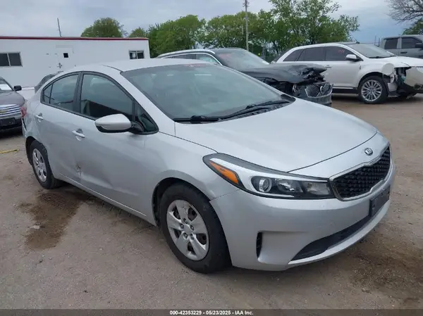 3KPFK4A73HE142580 2017 KIA FORTE - Image 1