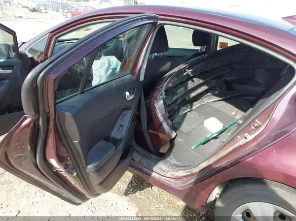 3KPFK4A73HE158228 2017 KIA FORTE - Image 8