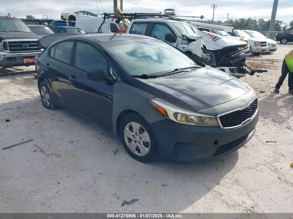 3KPFK4A73HE160576 2017 KIA FORTE - Image 1