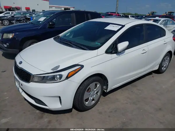 3KPFK4A73JE168571 2018 KIA FORTE - Image 2