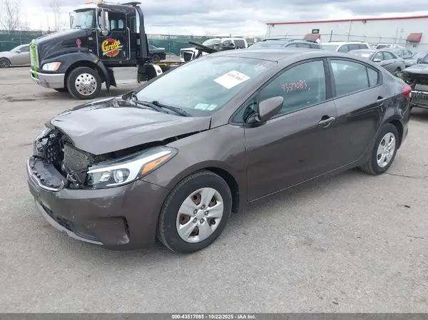 3KPFK4A73JE169882 2018 KIA FORTE - Image 2