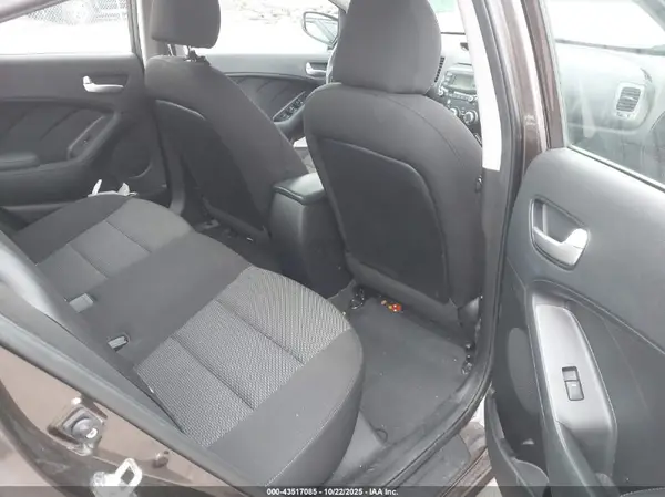 3KPFK4A73JE169882 2018 KIA FORTE - Image 8