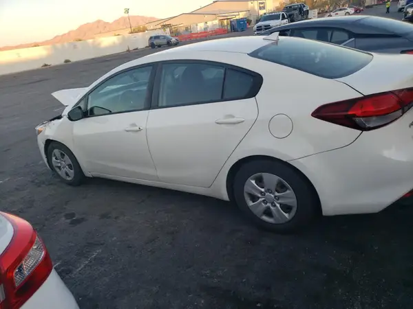 3KPFK4A73JE170224 2018 KIA FORTE - Image 2