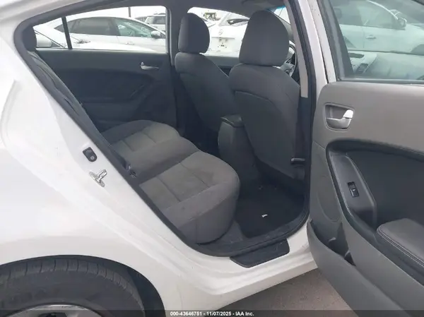 3KPFK4A73JE176170 2018 KIA FORTE - Image 8