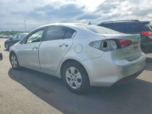 3KPFK4A73JE178100 2018 KIA FORTE - Image 2