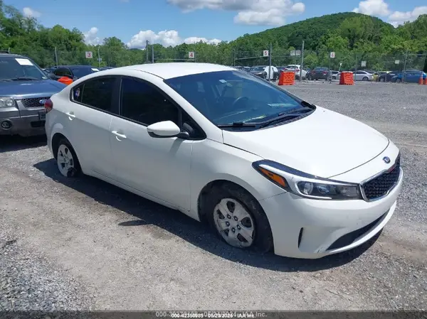 3KPFK4A73JE180543 2018 KIA FORTE - Image 1