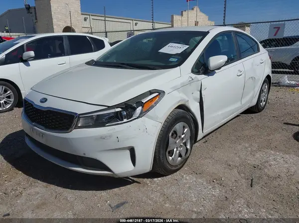 3KPFK4A73JE182535 2018 KIA FORTE - Image 2