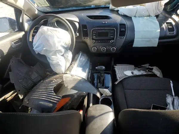3KPFK4A73JE185077 2018 KIA FORTE - Image 8