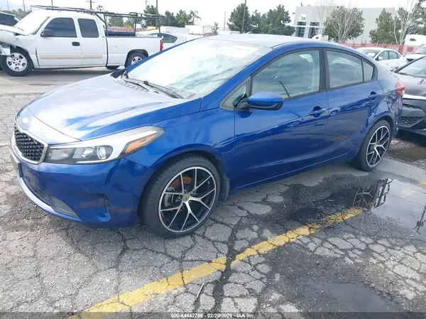 3KPFK4A73JE186889 2018 KIA FORTE - Image 2