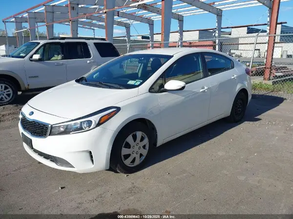 3KPFK4A73JE195236 2018 KIA FORTE - Image 2