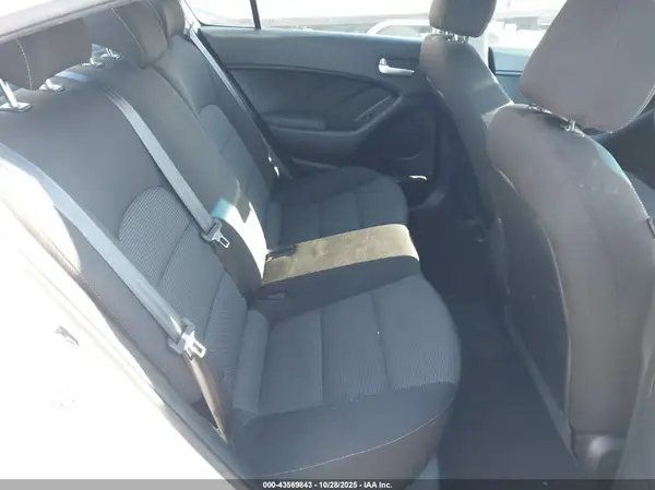 3KPFK4A73JE195236 2018 KIA FORTE - Image 8