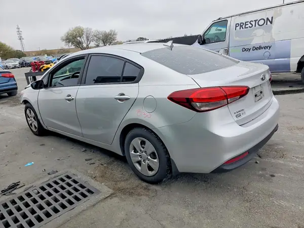 3KPFK4A73JE196158 2018 KIA FORTE - Image 2
