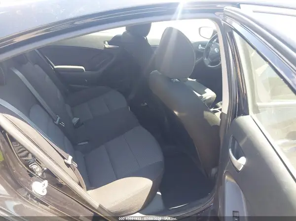 3KPFK4A73JE197052 2018 KIA FORTE - Image 8