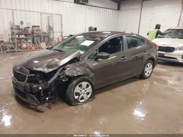 3KPFK4A73JE199240 2018 KIA FORTE - Image 2