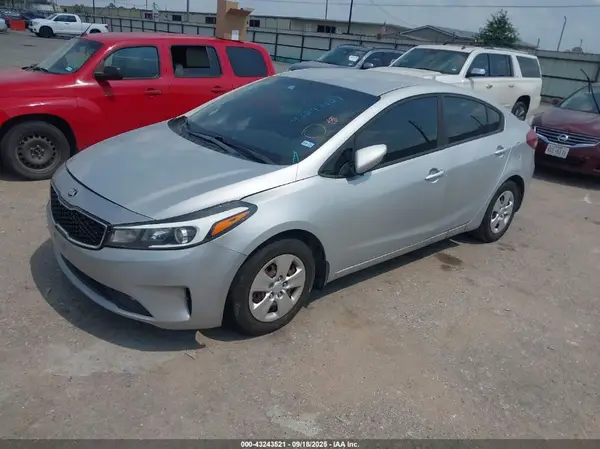 3KPFK4A73JE203352 2018 KIA FORTE - Image 2