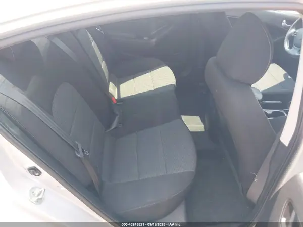 3KPFK4A73JE203352 2018 KIA FORTE - Image 8