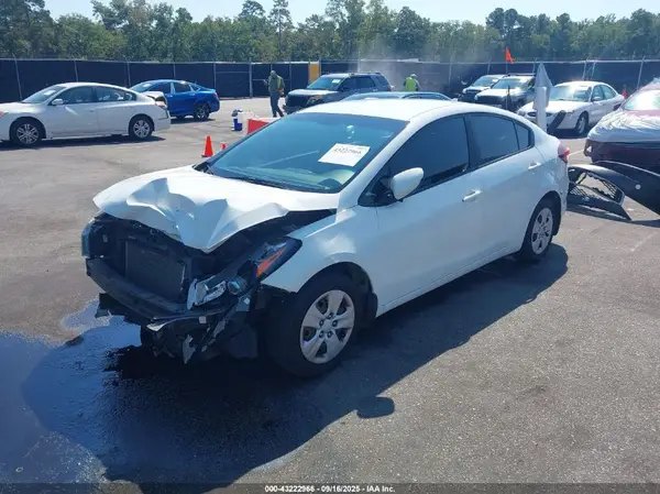3KPFK4A73JE213217 2018 KIA FORTE - Image 2