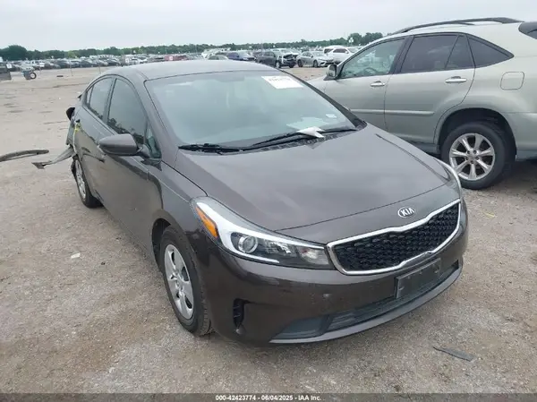 3KPFK4A73JE213802 2018 KIA FORTE - Image 1