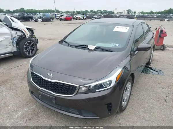3KPFK4A73JE213802 2018 KIA FORTE - Image 2