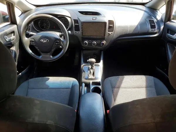 3KPFK4A73JE215386 2018 KIA FORTE - Image 8