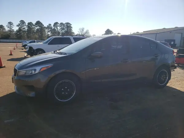 3KPFK4A73JE216313 2018 KIA FORTE - Image 1