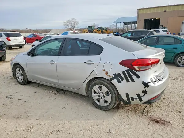3KPFK4A73JE218580 2018 KIA FORTE - Image 2