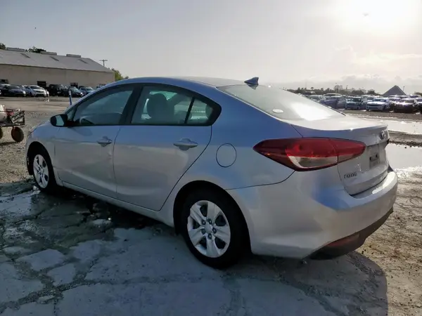 3KPFK4A73JE218806 2018 KIA FORTE - Image 2