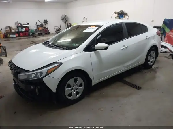 3KPFK4A73JE219812 2018 KIA FORTE - Image 2