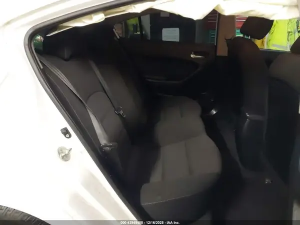 3KPFK4A73JE219812 2018 KIA FORTE - Image 8