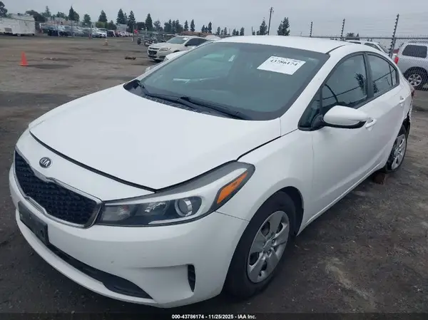 3KPFK4A73JE227733 2018 KIA FORTE - Image 2