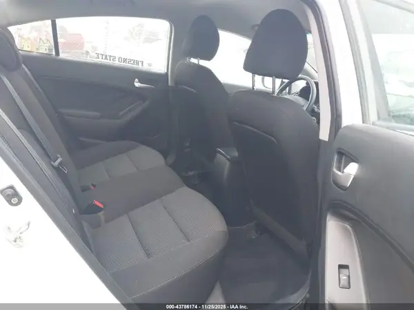3KPFK4A73JE227733 2018 KIA FORTE - Image 8