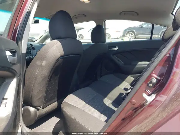 3KPFK4A73JE227800 2018 KIA FORTE - Image 8