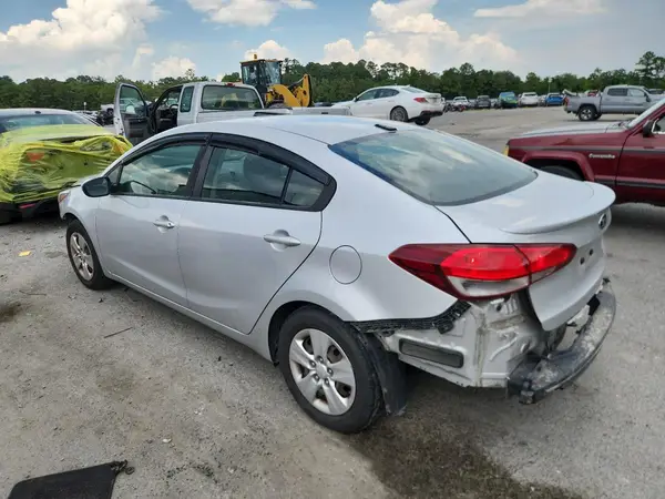 3KPFK4A73JE228204 2018 KIA FORTE - Image 2