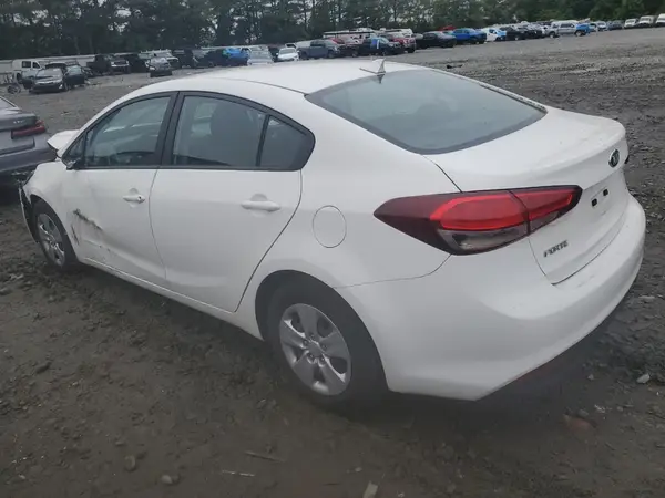 3KPFK4A73JE231586 2018 KIA FORTE - Image 2