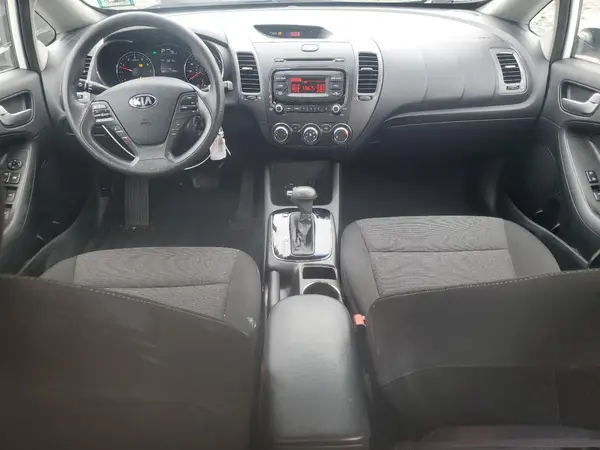 3KPFK4A73JE231586 2018 KIA FORTE - Image 8