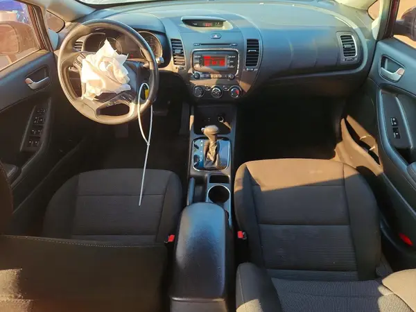 3KPFK4A73JE236237 2018 KIA FORTE - Image 8