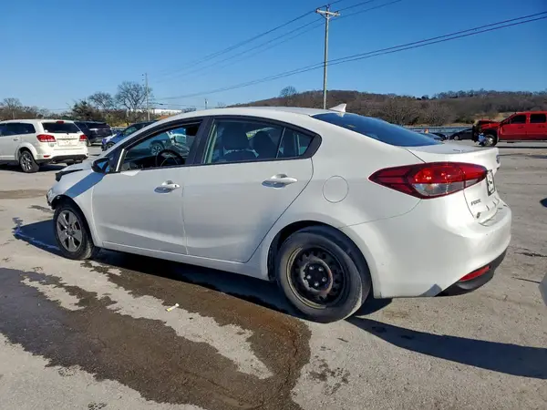 3KPFK4A73JE236268 2018 KIA FORTE - Image 2